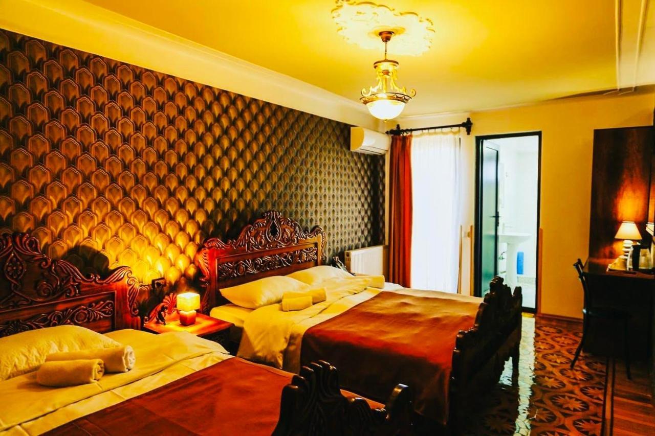 Hotel History Кутаиси Екстериор снимка