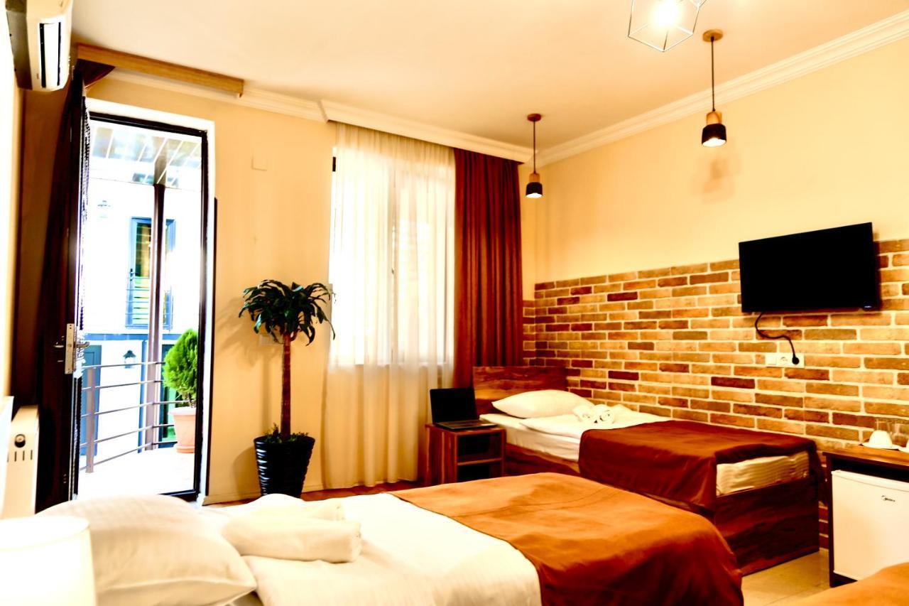 Hotel History Кутаиси Екстериор снимка